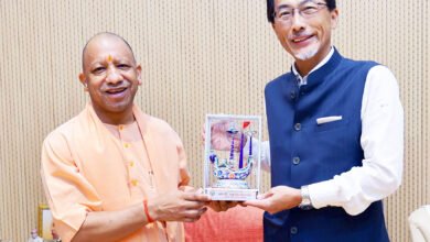 लखनऊ में मुख्यमंत्री योगी आदित्यनाथ से जापान के राजदूत ओनो केइची ने मुलाकात कर उत्तर प्रदेश और जापान के बीच निवेश, सेमीकंडक्टर, उन्नत तकनीक, कौशल विकास, रोजगार और पर्यटन सहयोग पर चर्चा की। जापानी कंपनियों के लिए यूपी में एमएसएमई से लेकर बड़े उद्योगों तक निवेश की संभावनाएं रेखांकित की गईं। जापानी युवाओं के लिए कौशल प्रशिक्षण, रोजगार और पर्यटन आदान-प्रदान बढ़ाने पर भी सहमति बनी। जापानी निवेशकों के प्रस्तावों से करीब 10 हजार रोजगार सृजित होने की संभावना जताई गई।