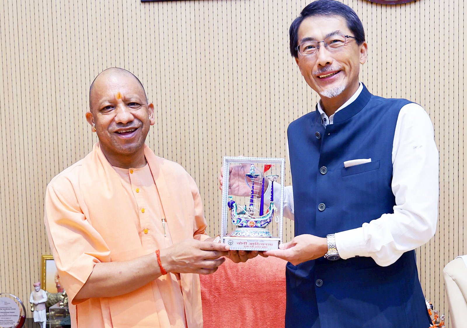 लखनऊ में मुख्यमंत्री योगी आदित्यनाथ से जापान के राजदूत ओनो केइची ने मुलाकात कर उत्तर प्रदेश और जापान के बीच निवेश, सेमीकंडक्टर, उन्नत तकनीक, कौशल विकास, रोजगार और पर्यटन सहयोग पर चर्चा की। जापानी कंपनियों के लिए यूपी में एमएसएमई से लेकर बड़े उद्योगों तक निवेश की संभावनाएं रेखांकित की गईं। जापानी युवाओं के लिए कौशल प्रशिक्षण, रोजगार और पर्यटन आदान-प्रदान बढ़ाने पर भी सहमति बनी। जापानी निवेशकों के प्रस्तावों से करीब 10 हजार रोजगार सृजित होने की संभावना जताई गई।