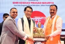 लखनऊ में यूपी-जापान इन्वेस्टमेंट मीट में उपमुख्यमंत्री केशव प्रसाद मौर्य ने उत्तर प्रदेश की कृषि संपदा और जापान की अत्याधुनिक तकनीक के समन्वय पर जोर दिया। उन्होंने कहा कि सरकार फूड प्रोसेसिंग, वैल्यू एडिशन और निर्यात को बढ़ावा देकर किसानों की आय तथा ग्रामीण अर्थव्यवस्था को मजबूत कर रही है। जापानी निवेशकों को सुरक्षा, पारदर्शी सिंगल-विंडो व्यवस्था और बेहतर लॉजिस्टिक्स का भरोसा दिया गया। जापानी राजदूत ओनो केइची ने भी खाद्य प्रसंस्करण, तकनीक और कौशल विकास में दीर्घकालिक सहयोग की संभावनाएं जताईं।