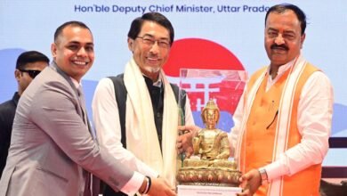 लखनऊ में यूपी-जापान इन्वेस्टमेंट मीट में उपमुख्यमंत्री केशव प्रसाद मौर्य ने उत्तर प्रदेश की कृषि संपदा और जापान की अत्याधुनिक तकनीक के समन्वय पर जोर दिया। उन्होंने कहा कि सरकार फूड प्रोसेसिंग, वैल्यू एडिशन और निर्यात को बढ़ावा देकर किसानों की आय तथा ग्रामीण अर्थव्यवस्था को मजबूत कर रही है। जापानी निवेशकों को सुरक्षा, पारदर्शी सिंगल-विंडो व्यवस्था और बेहतर लॉजिस्टिक्स का भरोसा दिया गया। जापानी राजदूत ओनो केइची ने भी खाद्य प्रसंस्करण, तकनीक और कौशल विकास में दीर्घकालिक सहयोग की संभावनाएं जताईं।