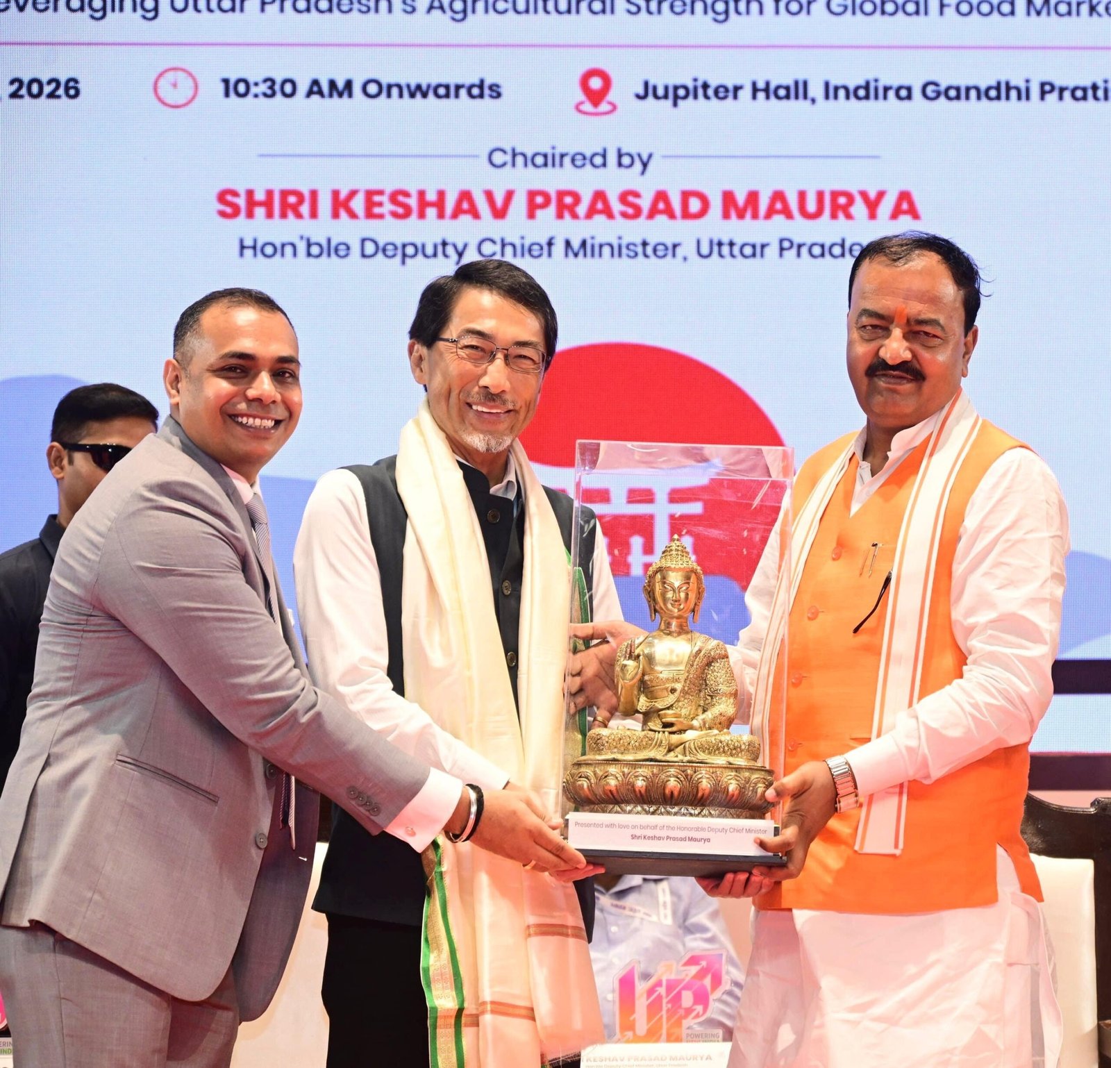 लखनऊ में यूपी-जापान इन्वेस्टमेंट मीट में उपमुख्यमंत्री केशव प्रसाद मौर्य ने उत्तर प्रदेश की कृषि संपदा और जापान की अत्याधुनिक तकनीक के समन्वय पर जोर दिया। उन्होंने कहा कि सरकार फूड प्रोसेसिंग, वैल्यू एडिशन और निर्यात को बढ़ावा देकर किसानों की आय तथा ग्रामीण अर्थव्यवस्था को मजबूत कर रही है। जापानी निवेशकों को सुरक्षा, पारदर्शी सिंगल-विंडो व्यवस्था और बेहतर लॉजिस्टिक्स का भरोसा दिया गया। जापानी राजदूत ओनो केइची ने भी खाद्य प्रसंस्करण, तकनीक और कौशल विकास में दीर्घकालिक सहयोग की संभावनाएं जताईं।