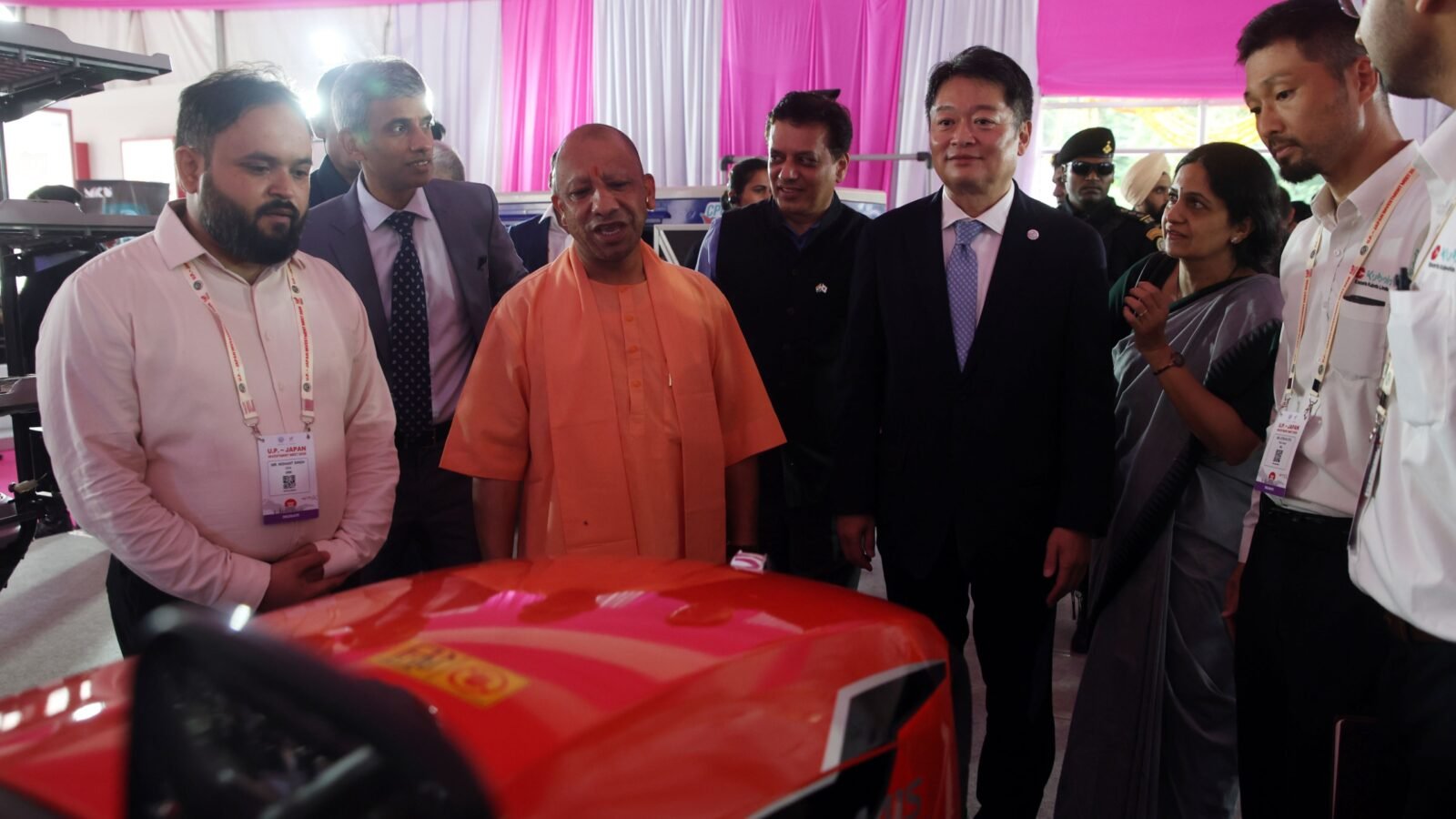लखनऊ में आयोजित यूपी-जापान इन्वेस्टमेंट मीट 2026 में उत्तर प्रदेश की औद्योगिक और तकनीकी क्षमता की झलक देखने को मिली। प्रदर्शनी में आईआईटी कानपुर से इनक्यूबेटेड मराल एयरोस्पेस का तेजस्वान ड्रोन, एस्कॉर्ट्स कुबोटा की कृषि मशीनरी, होवेरिट का दिव्यास्त्र एमके-1 और एमकेयू के आधुनिक बैलेस्टिक सुरक्षा उपकरण प्रमुख आकर्षण रहे। स्वदेशी एयरोस्पेस, डिफेंस, कृषि और कंस्ट्रक्शन तकनीक ने निवेश और आत्मनिर्भर भारत की दिशा में प्रदेश की बढ़ती क्षमता को प्रदर्शित किया।