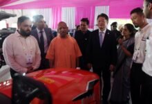लखनऊ में आयोजित यूपी-जापान इन्वेस्टमेंट मीट 2026 में उत्तर प्रदेश की औद्योगिक और तकनीकी क्षमता की झलक देखने को मिली। प्रदर्शनी में आईआईटी कानपुर से इनक्यूबेटेड मराल एयरोस्पेस का तेजस्वान ड्रोन, एस्कॉर्ट्स कुबोटा की कृषि मशीनरी, होवेरिट का दिव्यास्त्र एमके-1 और एमकेयू के आधुनिक बैलेस्टिक सुरक्षा उपकरण प्रमुख आकर्षण रहे। स्वदेशी एयरोस्पेस, डिफेंस, कृषि और कंस्ट्रक्शन तकनीक ने निवेश और आत्मनिर्भर भारत की दिशा में प्रदेश की बढ़ती क्षमता को प्रदर्शित किया।