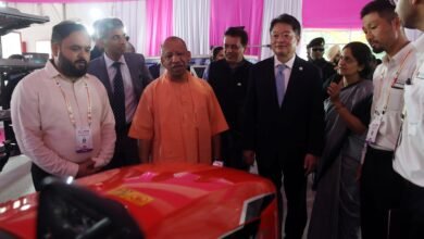 लखनऊ में आयोजित यूपी-जापान इन्वेस्टमेंट मीट 2026 में उत्तर प्रदेश की औद्योगिक और तकनीकी क्षमता की झलक देखने को मिली। प्रदर्शनी में आईआईटी कानपुर से इनक्यूबेटेड मराल एयरोस्पेस का तेजस्वान ड्रोन, एस्कॉर्ट्स कुबोटा की कृषि मशीनरी, होवेरिट का दिव्यास्त्र एमके-1 और एमकेयू के आधुनिक बैलेस्टिक सुरक्षा उपकरण प्रमुख आकर्षण रहे। स्वदेशी एयरोस्पेस, डिफेंस, कृषि और कंस्ट्रक्शन तकनीक ने निवेश और आत्मनिर्भर भारत की दिशा में प्रदेश की बढ़ती क्षमता को प्रदर्शित किया।