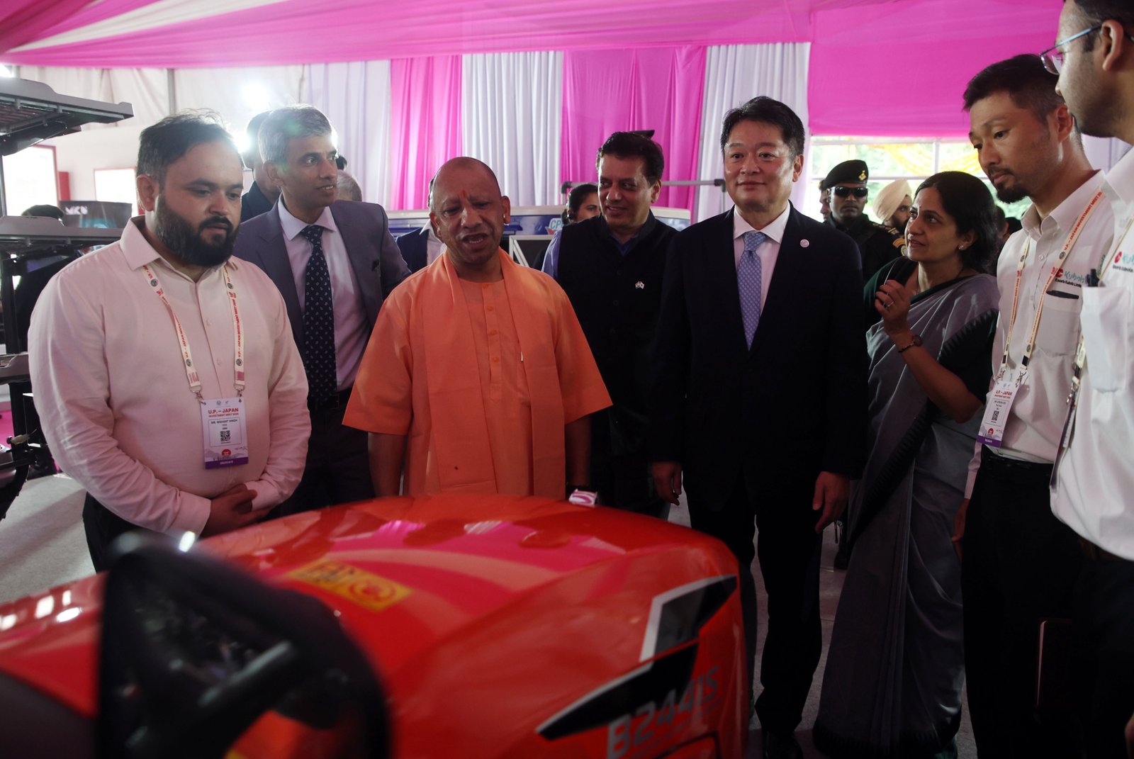 लखनऊ में आयोजित यूपी-जापान इन्वेस्टमेंट मीट 2026 में उत्तर प्रदेश की औद्योगिक और तकनीकी क्षमता की झलक देखने को मिली। प्रदर्शनी में आईआईटी कानपुर से इनक्यूबेटेड मराल एयरोस्पेस का तेजस्वान ड्रोन, एस्कॉर्ट्स कुबोटा की कृषि मशीनरी, होवेरिट का दिव्यास्त्र एमके-1 और एमकेयू के आधुनिक बैलेस्टिक सुरक्षा उपकरण प्रमुख आकर्षण रहे। स्वदेशी एयरोस्पेस, डिफेंस, कृषि और कंस्ट्रक्शन तकनीक ने निवेश और आत्मनिर्भर भारत की दिशा में प्रदेश की बढ़ती क्षमता को प्रदर्शित किया।