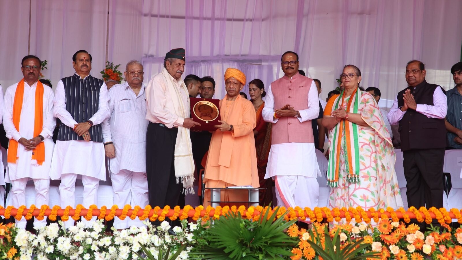 लखनऊ में स्वतंत्रता दिवस के अवसर पर मुख्यमंत्री योगी आदित्यनाथ ने ऐतिहासिक विधान भवन के सामने आयोजित राजकीय समारोह में प्रदेशवासियों को संबोधित किया। मुख्यमंत्री ने देश की रक्षा में अदम्य साहस और सर्वोच्च बलिदान देने वाले वीर सैनिकों तथा शहीदों के परिजनों को सम्मानित किया। शौर्य चक्र, वीर चक्र और सेना मेडल से सम्मानित वीरों के परिवारों को सम्मान देकर उन्होंने राष्ट्र के प्रति उनके योगदान को नमन किया। समारोह में मुख्यमंत्री ने कहा कि वीरों का बलिदान देश के लिए सदैव प्रेरणा रहेगा।