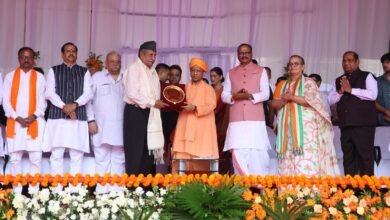 लखनऊ में स्वतंत्रता दिवस के अवसर पर मुख्यमंत्री योगी आदित्यनाथ ने ऐतिहासिक विधान भवन के सामने आयोजित राजकीय समारोह में प्रदेशवासियों को संबोधित किया। मुख्यमंत्री ने देश की रक्षा में अदम्य साहस और सर्वोच्च बलिदान देने वाले वीर सैनिकों तथा शहीदों के परिजनों को सम्मानित किया। शौर्य चक्र, वीर चक्र और सेना मेडल से सम्मानित वीरों के परिवारों को सम्मान देकर उन्होंने राष्ट्र के प्रति उनके योगदान को नमन किया। समारोह में मुख्यमंत्री ने कहा कि वीरों का बलिदान देश के लिए सदैव प्रेरणा रहेगा।