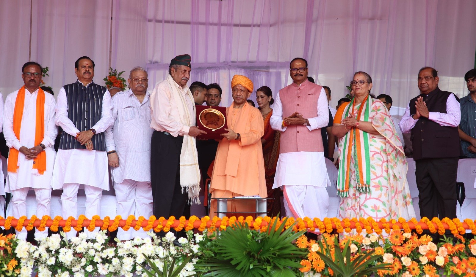 लखनऊ में स्वतंत्रता दिवस के अवसर पर मुख्यमंत्री योगी आदित्यनाथ ने ऐतिहासिक विधान भवन के सामने आयोजित राजकीय समारोह में प्रदेशवासियों को संबोधित किया। मुख्यमंत्री ने देश की रक्षा में अदम्य साहस और सर्वोच्च बलिदान देने वाले वीर सैनिकों तथा शहीदों के परिजनों को सम्मानित किया। शौर्य चक्र, वीर चक्र और सेना मेडल से सम्मानित वीरों के परिवारों को सम्मान देकर उन्होंने राष्ट्र के प्रति उनके योगदान को नमन किया। समारोह में मुख्यमंत्री ने कहा कि वीरों का बलिदान देश के लिए सदैव प्रेरणा रहेगा।