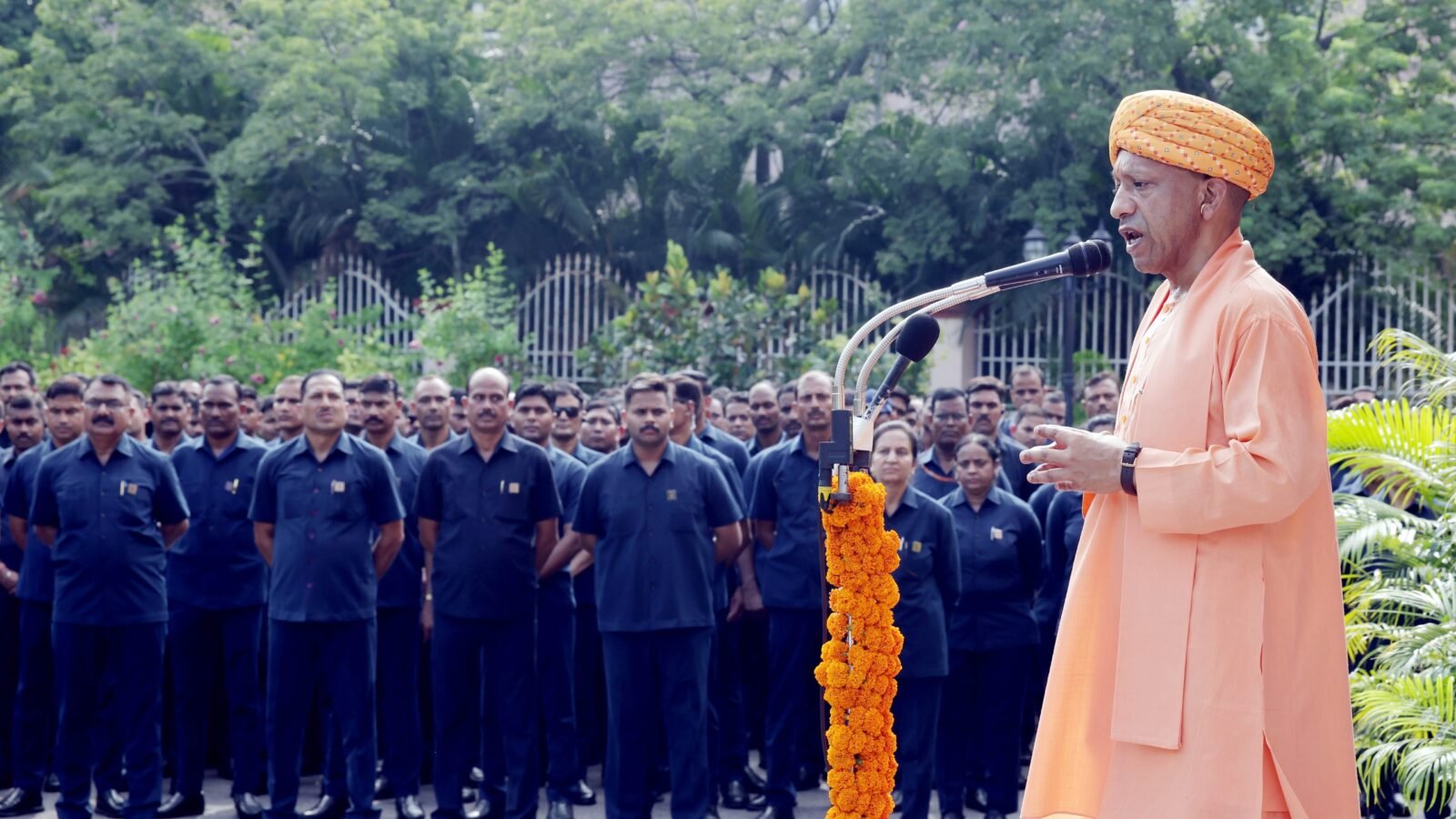 लखनऊ में स्वतंत्रता दिवस के अवसर पर मुख्यमंत्री योगी आदित्यनाथ ने अपने सरकारी आवास पर ध्वजारोहण कर राष्ट्रनायकों और शहीदों को श्रद्धांजलि दी। उन्होंने कहा कि आजादी का अर्थ केवल राजनीतिक स्वतंत्रता नहीं, बल्कि गरीबी, अशिक्षा, असमानता और अराजकता से मुक्ति भी है। सीएम ने नागरिकों से देश की प्रगति में अपने क्षेत्र से योगदान देने का आह्वान किया। उन्होंने स्वतंत्रता संग्राम के वीरों, जवानों और कीर्ति चक्र से सम्मानित इंस्पेक्टर सुनील कुमार के बलिदान को भी नमन किया।
