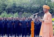 लखनऊ में स्वतंत्रता दिवस के अवसर पर मुख्यमंत्री योगी आदित्यनाथ ने अपने सरकारी आवास पर ध्वजारोहण कर राष्ट्रनायकों और शहीदों को श्रद्धांजलि दी। उन्होंने कहा कि आजादी का अर्थ केवल राजनीतिक स्वतंत्रता नहीं, बल्कि गरीबी, अशिक्षा, असमानता और अराजकता से मुक्ति भी है। सीएम ने नागरिकों से देश की प्रगति में अपने क्षेत्र से योगदान देने का आह्वान किया। उन्होंने स्वतंत्रता संग्राम के वीरों, जवानों और कीर्ति चक्र से सम्मानित इंस्पेक्टर सुनील कुमार के बलिदान को भी नमन किया।