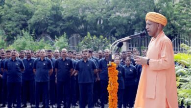 लखनऊ में स्वतंत्रता दिवस के अवसर पर मुख्यमंत्री योगी आदित्यनाथ ने अपने सरकारी आवास पर ध्वजारोहण कर राष्ट्रनायकों और शहीदों को श्रद्धांजलि दी। उन्होंने कहा कि आजादी का अर्थ केवल राजनीतिक स्वतंत्रता नहीं, बल्कि गरीबी, अशिक्षा, असमानता और अराजकता से मुक्ति भी है। सीएम ने नागरिकों से देश की प्रगति में अपने क्षेत्र से योगदान देने का आह्वान किया। उन्होंने स्वतंत्रता संग्राम के वीरों, जवानों और कीर्ति चक्र से सम्मानित इंस्पेक्टर सुनील कुमार के बलिदान को भी नमन किया।