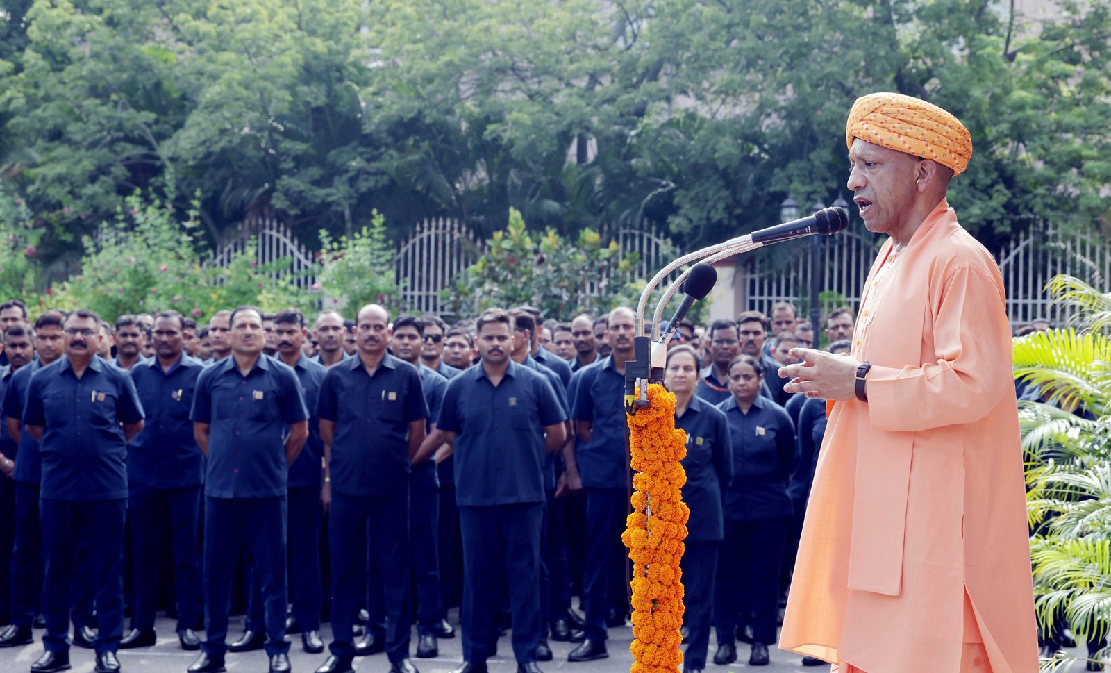 लखनऊ में स्वतंत्रता दिवस के अवसर पर मुख्यमंत्री योगी आदित्यनाथ ने अपने सरकारी आवास पर ध्वजारोहण कर राष्ट्रनायकों और शहीदों को श्रद्धांजलि दी। उन्होंने कहा कि आजादी का अर्थ केवल राजनीतिक स्वतंत्रता नहीं, बल्कि गरीबी, अशिक्षा, असमानता और अराजकता से मुक्ति भी है। सीएम ने नागरिकों से देश की प्रगति में अपने क्षेत्र से योगदान देने का आह्वान किया। उन्होंने स्वतंत्रता संग्राम के वीरों, जवानों और कीर्ति चक्र से सम्मानित इंस्पेक्टर सुनील कुमार के बलिदान को भी नमन किया।