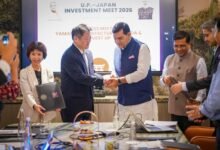 लखनऊ में आयोजित यूपी-जापान इन्वेस्टमेंट मीट 2026 में उत्तर प्रदेश और जापान के बीच ग्रीन हाइड्रोजन तकनीक, निवेश और अनुसंधान को लेकर महत्वपूर्ण सहयोग पर चर्चा हुई। यामानाशी प्रांत ने पावर-टू-गैस तकनीक के जरिए उत्तर प्रदेश में उच्च क्षमता वाली पायलट परियोजना का प्रस्ताव रखा। राज्य सरकार ने 1 मिलियन मीट्रिक टन वार्षिक ग्रीन हाइड्रोजन उत्पादन का लक्ष्य निर्धारित किया है। आईआईटी कानपुर और आईआईटी-बीएचयू में सेंटर ऑफ एक्सीलेंस के जरिए तकनीकी नवाचार को भी बढ़ावा दिया जा रहा है।