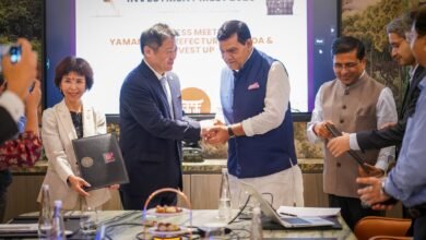 लखनऊ में आयोजित यूपी-जापान इन्वेस्टमेंट मीट 2026 में उत्तर प्रदेश और जापान के बीच ग्रीन हाइड्रोजन तकनीक, निवेश और अनुसंधान को लेकर महत्वपूर्ण सहयोग पर चर्चा हुई। यामानाशी प्रांत ने पावर-टू-गैस तकनीक के जरिए उत्तर प्रदेश में उच्च क्षमता वाली पायलट परियोजना का प्रस्ताव रखा। राज्य सरकार ने 1 मिलियन मीट्रिक टन वार्षिक ग्रीन हाइड्रोजन उत्पादन का लक्ष्य निर्धारित किया है। आईआईटी कानपुर और आईआईटी-बीएचयू में सेंटर ऑफ एक्सीलेंस के जरिए तकनीकी नवाचार को भी बढ़ावा दिया जा रहा है।