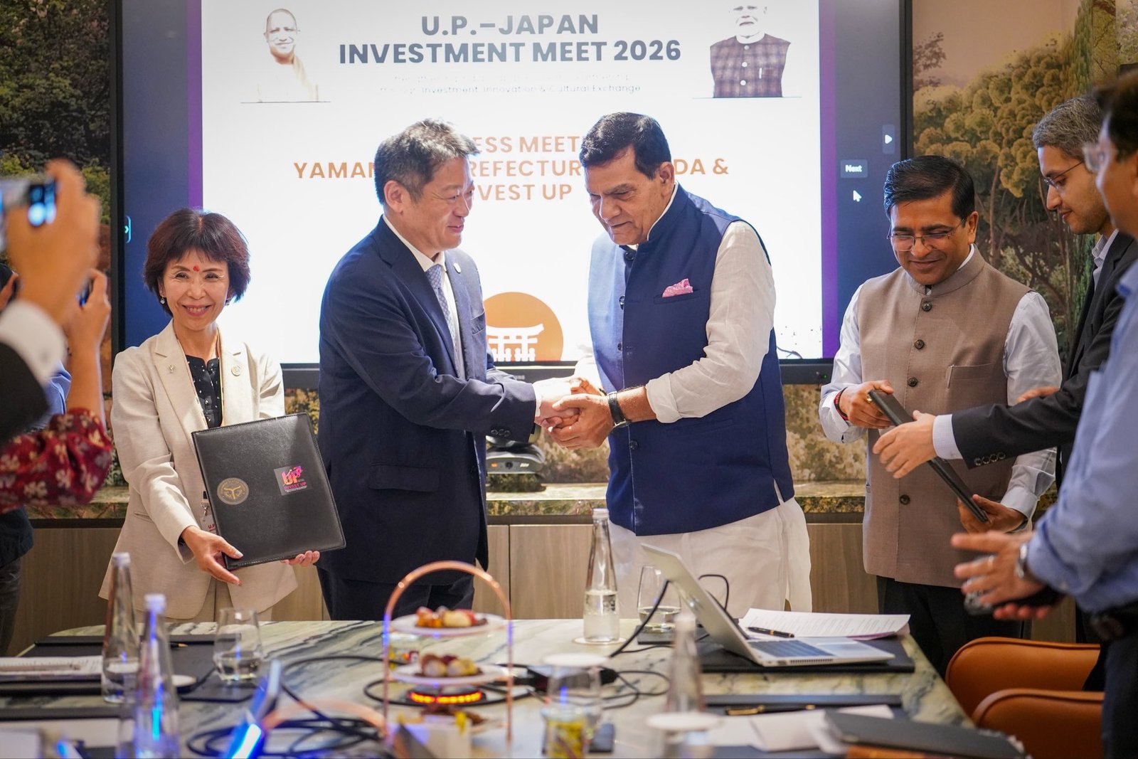 लखनऊ में आयोजित यूपी-जापान इन्वेस्टमेंट मीट 2026 में उत्तर प्रदेश और जापान के बीच ग्रीन हाइड्रोजन तकनीक, निवेश और अनुसंधान को लेकर महत्वपूर्ण सहयोग पर चर्चा हुई। यामानाशी प्रांत ने पावर-टू-गैस तकनीक के जरिए उत्तर प्रदेश में उच्च क्षमता वाली पायलट परियोजना का प्रस्ताव रखा। राज्य सरकार ने 1 मिलियन मीट्रिक टन वार्षिक ग्रीन हाइड्रोजन उत्पादन का लक्ष्य निर्धारित किया है। आईआईटी कानपुर और आईआईटी-बीएचयू में सेंटर ऑफ एक्सीलेंस के जरिए तकनीकी नवाचार को भी बढ़ावा दिया जा रहा है।