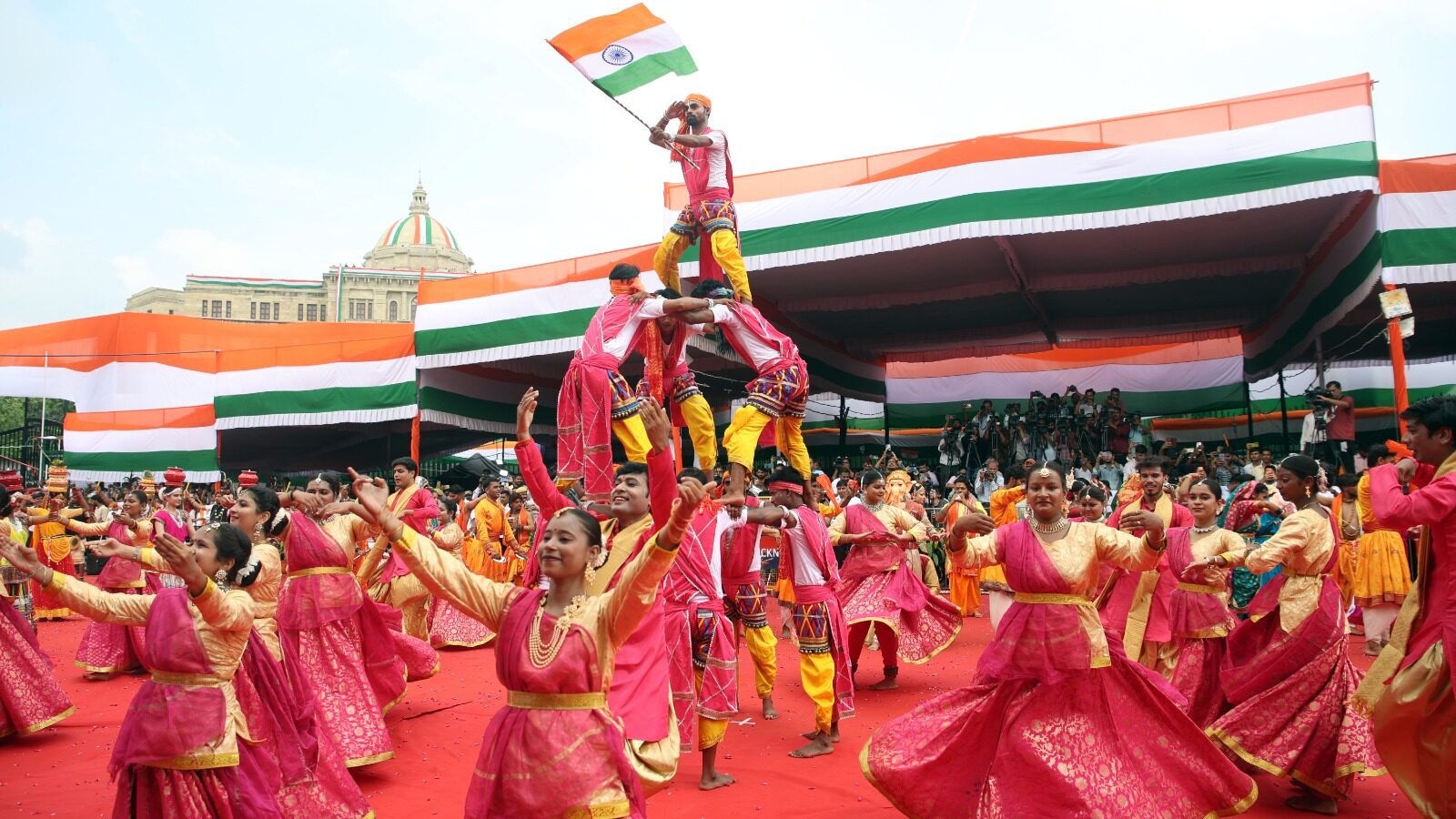 लखनऊ में विधानभवन के सामने 80वां स्वतंत्रता दिवस समारोह भव्यता और देशभक्ति के उत्साह के साथ मनाया गया। मुख्यमंत्री योगी आदित्यनाथ ने राष्ट्रीय ध्वज फहराकर प्रदेशवासियों को शुभकामनाएं दीं। समारोह में वंदे मातरम, मिलिट्री बैंड, कथक, लोकनृत्य, भगवान राम-सीता की झांकी और विभिन्न राज्यों की लोक संस्कृतियों की प्रस्तुतियां आकर्षण का केंद्र रहीं। छत्तीसगढ़ के रेला पाटा, अरुणाचल और महाराष्ट्र के कलाकारों ने सांस्कृतिक विविधता का संदेश दिया। पुष्प वर्षा और तिरंगे गुब्बारों ने समारोह का उत्साह बढ़ाया।