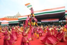 लखनऊ में विधानभवन के सामने 80वां स्वतंत्रता दिवस समारोह भव्यता और देशभक्ति के उत्साह के साथ मनाया गया। मुख्यमंत्री योगी आदित्यनाथ ने राष्ट्रीय ध्वज फहराकर प्रदेशवासियों को शुभकामनाएं दीं। समारोह में वंदे मातरम, मिलिट्री बैंड, कथक, लोकनृत्य, भगवान राम-सीता की झांकी और विभिन्न राज्यों की लोक संस्कृतियों की प्रस्तुतियां आकर्षण का केंद्र रहीं। छत्तीसगढ़ के रेला पाटा, अरुणाचल और महाराष्ट्र के कलाकारों ने सांस्कृतिक विविधता का संदेश दिया। पुष्प वर्षा और तिरंगे गुब्बारों ने समारोह का उत्साह बढ़ाया।