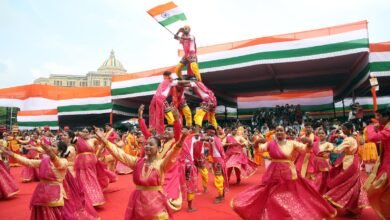 लखनऊ में विधानभवन के सामने 80वां स्वतंत्रता दिवस समारोह भव्यता और देशभक्ति के उत्साह के साथ मनाया गया। मुख्यमंत्री योगी आदित्यनाथ ने राष्ट्रीय ध्वज फहराकर प्रदेशवासियों को शुभकामनाएं दीं। समारोह में वंदे मातरम, मिलिट्री बैंड, कथक, लोकनृत्य, भगवान राम-सीता की झांकी और विभिन्न राज्यों की लोक संस्कृतियों की प्रस्तुतियां आकर्षण का केंद्र रहीं। छत्तीसगढ़ के रेला पाटा, अरुणाचल और महाराष्ट्र के कलाकारों ने सांस्कृतिक विविधता का संदेश दिया। पुष्प वर्षा और तिरंगे गुब्बारों ने समारोह का उत्साह बढ़ाया।