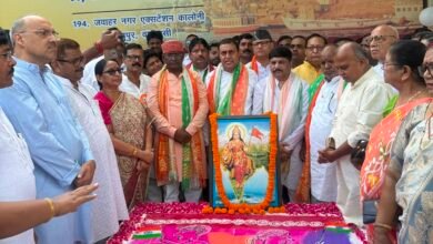 वाराणसी में 80वें स्वतंत्रता दिवस के अवसर पर जवाहर नगर एक्सटेंशन स्थित प्रधानमंत्री नरेंद्र मोदी के संसदीय जनसम्पर्क कार्यालय और रोहनिया स्थित भाजपा क्षेत्रीय कार्यालय पर ध्वजारोहण हुआ। जनप्रतिनिधियों, भाजपा पदाधिकारियों, कार्यकर्ताओं और नागरिकों ने राष्ट्रगान गाकर स्वतंत्रता दिवस मनाया। इस दौरान देशभक्ति गीतों और भारत माता के जयघोष से वातावरण राष्ट्रभक्ति से ओतप्रोत रहा। वक्ताओं ने स्वतंत्रता सेनानियों के बलिदान को याद करते हुए विकसित भारत के निर्माण में प्रत्येक नागरिक की भागीदारी का आह्वान किया।