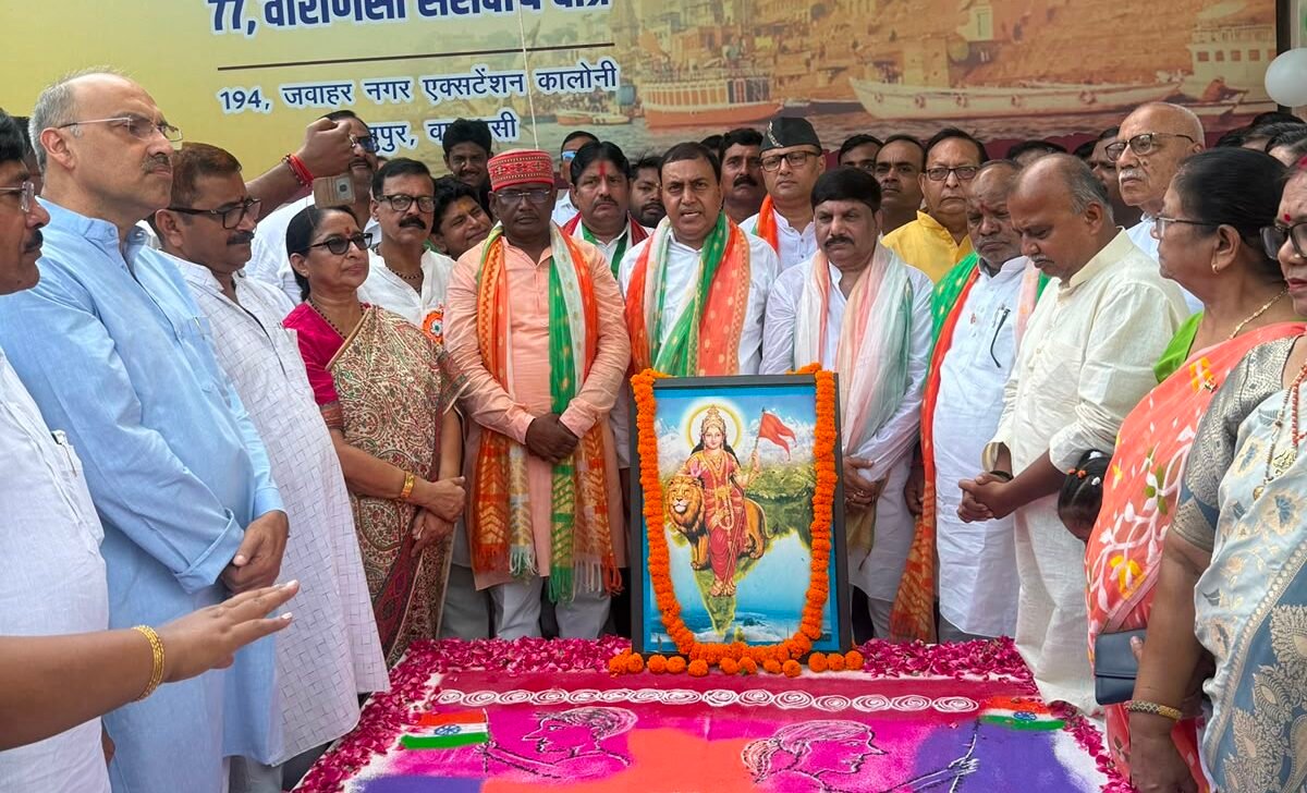 वाराणसी में 80वें स्वतंत्रता दिवस के अवसर पर जवाहर नगर एक्सटेंशन स्थित प्रधानमंत्री नरेंद्र मोदी के संसदीय जनसम्पर्क कार्यालय और रोहनिया स्थित भाजपा क्षेत्रीय कार्यालय पर ध्वजारोहण हुआ। जनप्रतिनिधियों, भाजपा पदाधिकारियों, कार्यकर्ताओं और नागरिकों ने राष्ट्रगान गाकर स्वतंत्रता दिवस मनाया। इस दौरान देशभक्ति गीतों और भारत माता के जयघोष से वातावरण राष्ट्रभक्ति से ओतप्रोत रहा। वक्ताओं ने स्वतंत्रता सेनानियों के बलिदान को याद करते हुए विकसित भारत के निर्माण में प्रत्येक नागरिक की भागीदारी का आह्वान किया।