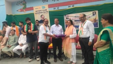 वाराणसी के कम्पोजिट स्कूल महमूरगंज में स्वतंत्रता दिवस पर रोटरी क्लब वाराणसी एलीट ने ध्वजारोहण एवं सेवा कार्यक्रम आयोजित किया। विद्यालय के 330 बच्चों को कॉपी, पेंसिल, रबर, कटर सहित शैक्षणिक सामग्री वितरित की गई। बच्चों ने देशभक्ति गीत एवं सांस्कृतिक प्रस्तुतियां दीं। प्रधानाचार्य और शिक्षकों को स्मृति चिन्ह देकर सम्मानित किया गया। कार्यक्रम ने सेवा, शिक्षा और राष्ट्रप्रेम का संदेश दिया।