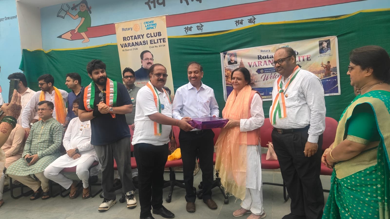 वाराणसी के कम्पोजिट स्कूल महमूरगंज में स्वतंत्रता दिवस पर रोटरी क्लब वाराणसी एलीट ने ध्वजारोहण एवं सेवा कार्यक्रम आयोजित किया। विद्यालय के 330 बच्चों को कॉपी, पेंसिल, रबर, कटर सहित शैक्षणिक सामग्री वितरित की गई। बच्चों ने देशभक्ति गीत एवं सांस्कृतिक प्रस्तुतियां दीं। प्रधानाचार्य और शिक्षकों को स्मृति चिन्ह देकर सम्मानित किया गया। कार्यक्रम ने सेवा, शिक्षा और राष्ट्रप्रेम का संदेश दिया।