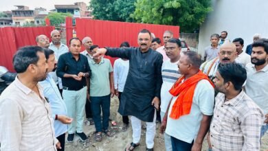 वाराणसी के ककरमत्ता स्थित ऐतिहासिक पोखरी को 38 वर्षों पुराने कानूनी विवाद के बाद अवैध कब्जे से मुक्त कर नगर निगम ने पुनर्जीवित करने का अभियान शुरू किया है। करीब 100 करोड़ रुपये मूल्य की इस सरकारी भूमि को पर्यटन एवं पिकनिक स्थल के रूप में विकसित किया जाएगा। यहां रंगीन फव्वारे, आकर्षक लाइटिंग और हरित वातावरण तैयार होगा। महापौर अशोक कुमार तिवारी ने स्थल का निरीक्षण कर अधिकारियों को समयबद्ध तरीके से कार्य पूरा करने के निर्देश दिए।