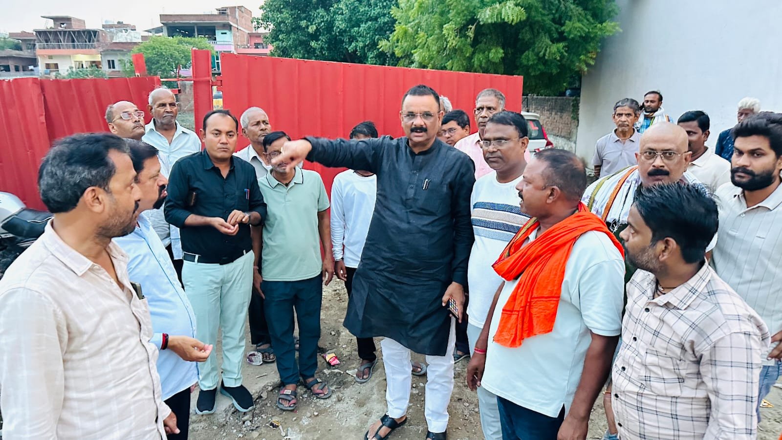 वाराणसी के ककरमत्ता स्थित ऐतिहासिक पोखरी को 38 वर्षों पुराने कानूनी विवाद के बाद अवैध कब्जे से मुक्त कर नगर निगम ने पुनर्जीवित करने का अभियान शुरू किया है। करीब 100 करोड़ रुपये मूल्य की इस सरकारी भूमि को पर्यटन एवं पिकनिक स्थल के रूप में विकसित किया जाएगा। यहां रंगीन फव्वारे, आकर्षक लाइटिंग और हरित वातावरण तैयार होगा। महापौर अशोक कुमार तिवारी ने स्थल का निरीक्षण कर अधिकारियों को समयबद्ध तरीके से कार्य पूरा करने के निर्देश दिए।