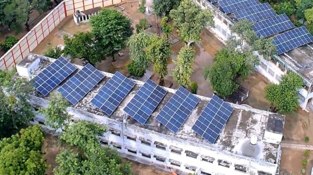 योगी सरकार वाराणसी सेंट्रल जेल में 330 किलोवाट क्षमता का सोलर पावर प्लांट स्थापित कर रही है। इससे प्रतिदिन लगभग 1,400 यूनिट बिजली का उत्पादन होगा और सालाना करीब 14.60 लाख रुपये की बचत होगी। परियोजना से बिजली बिल में 50% तक कमी, निर्बाध बिजली आपूर्ति, बेहतर सुरक्षा और पर्यावरण संरक्षण को बढ़ावा मिलेगा।