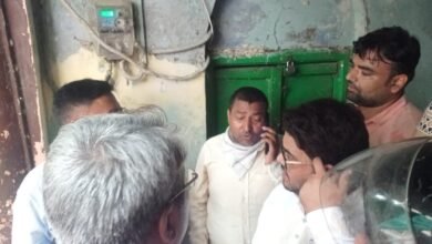 सावन माह में मांस, मछली और मुर्गे की बिक्री पर प्रतिबंध का उल्लंघन करने वालों के खिलाफ वाराणसी नगर निगम ने सख्त कार्रवाई की। पितरकुंडा और रेवड़ी तालाब क्षेत्र में चार दुकानें खुली मिलने पर कुल ₹35 हजार जुर्माना वसूला गया। अधिकारियों ने चेतावनी दी कि नियम तोड़ने वालों पर आगे भी जुर्माने के साथ विधिक कार्रवाई की जाएगी।