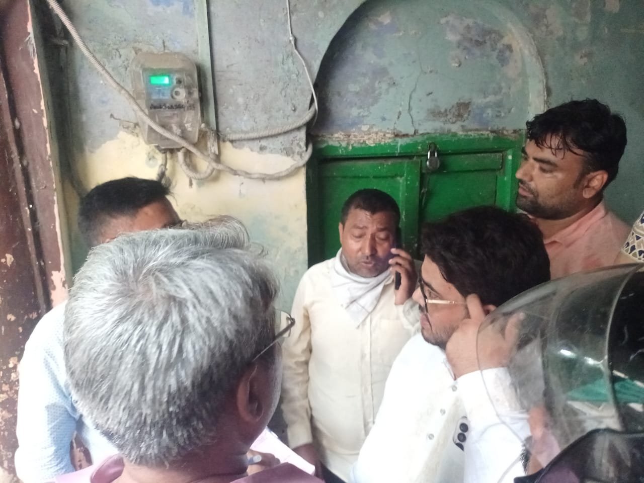 सावन माह में मांस, मछली और मुर्गे की बिक्री पर प्रतिबंध का उल्लंघन करने वालों के खिलाफ वाराणसी नगर निगम ने सख्त कार्रवाई की। पितरकुंडा और रेवड़ी तालाब क्षेत्र में चार दुकानें खुली मिलने पर कुल ₹35 हजार जुर्माना वसूला गया। अधिकारियों ने चेतावनी दी कि नियम तोड़ने वालों पर आगे भी जुर्माने के साथ विधिक कार्रवाई की जाएगी।