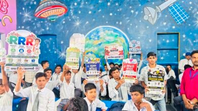नगर निगम वाराणसी के 'स्वच्छता से संस्कार' अभियान के अंतर्गत काशी बालिका शिक्षा इंटर कॉलेज और प्रेमचंद स्मारक इंटर कॉलेज में जागरूकता कार्यक्रम आयोजित हुआ। विद्यार्थियों को स्वच्छता, कचरा पृथक्करण, प्लास्टिक मुक्त वातावरण, वृक्षारोपण और सड़क सुरक्षा के नियमों की जानकारी दी गई। सभी ने स्वच्छ एवं सुरक्षित शहर बनाने का संकल्प लिया।