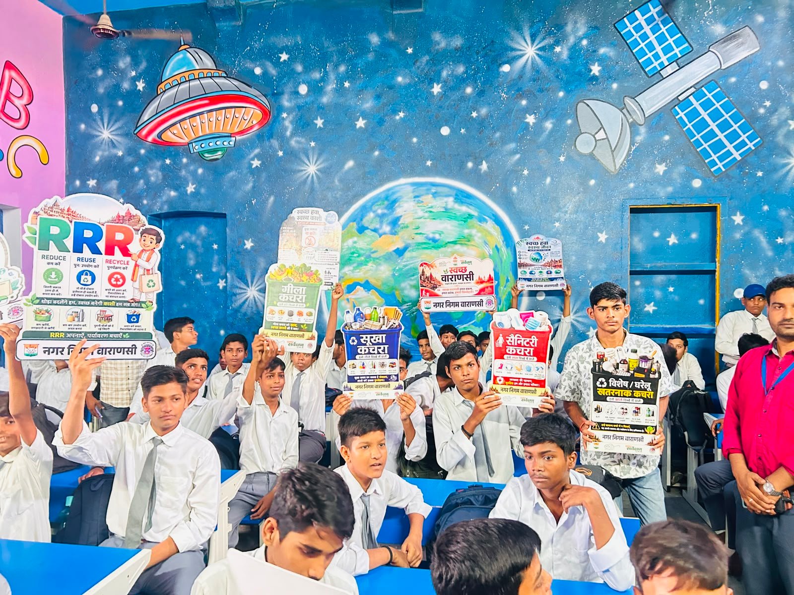 नगर निगम वाराणसी के 'स्वच्छता से संस्कार' अभियान के अंतर्गत काशी बालिका शिक्षा इंटर कॉलेज और प्रेमचंद स्मारक इंटर कॉलेज में जागरूकता कार्यक्रम आयोजित हुआ। विद्यार्थियों को स्वच्छता, कचरा पृथक्करण, प्लास्टिक मुक्त वातावरण, वृक्षारोपण और सड़क सुरक्षा के नियमों की जानकारी दी गई। सभी ने स्वच्छ एवं सुरक्षित शहर बनाने का संकल्प लिया।
