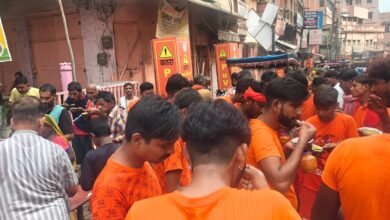 वाराणसी में सावन के द्वितीय शनिवार पर संकल्प अन्न क्षेत्र का 225वां सेवा सप्ताह आयोजित हुआ। चौक स्थित कन्हैयालाल गुलालचंद सर्राफ प्रतिष्ठान के सामने खिचड़ी प्रसाद और शीतल जल वितरित किया गया। श्री काशी विश्वनाथ के दर्शन व जलाभिषेक को पहुंचे कांवरियों, श्रद्धालुओं और जरूरतमंदों ने सेवा का लाभ लिया। आयोजन की शुरुआत संकटमोचन हनुमान जी को भोग अर्पित कर हुई।