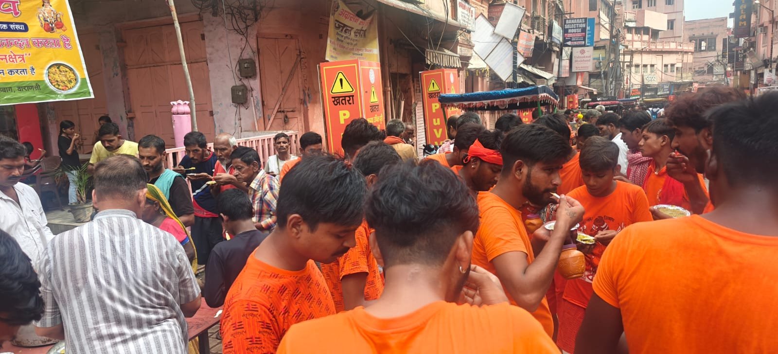 वाराणसी में सावन के द्वितीय शनिवार पर संकल्प अन्न क्षेत्र का 225वां सेवा सप्ताह आयोजित हुआ। चौक स्थित कन्हैयालाल गुलालचंद सर्राफ प्रतिष्ठान के सामने खिचड़ी प्रसाद और शीतल जल वितरित किया गया। श्री काशी विश्वनाथ के दर्शन व जलाभिषेक को पहुंचे कांवरियों, श्रद्धालुओं और जरूरतमंदों ने सेवा का लाभ लिया। आयोजन की शुरुआत संकटमोचन हनुमान जी को भोग अर्पित कर हुई।