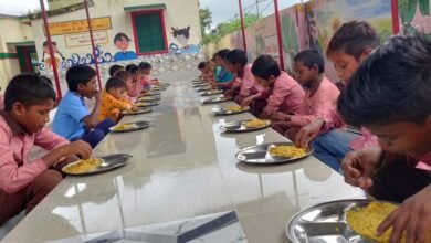 वाराणसी में योगी सरकार ने बेसिक शिक्षा विभाग के एक लाख से अधिक विद्यार्थियों तक गुणवत्तापूर्ण, पौष्टिक और गर्म भोजन पहुंचाने का लक्ष्य पूरा कर लिया है। पीएम पोषण योजना के तहत अब 850 प्राथमिक एवं उच्च प्राथमिक विद्यालयों के 1,06,502 बच्चों को अक्षय पात्र फाउंडेशन के माध्यम से भोजन मिल रहा है। एलटी कॉलेज परिसर की अत्याधुनिक केंद्रीयकृत रसोई से तैयार भोजन 65 रूट और विशेष वाहनों के जरिए महज चार घंटे में स्कूलों तक पहुंचाया जाता है।