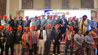 वाराणसी में लायंस इंटरनेशनल डिस्ट्रिक्ट 321ई के 41वें पदारोहण समारोह ‘भव्या’ का भव्य आयोजन हुआ। काशी हिन्दू विश्वविद्यालय के कुलपति प्रो. अजित कुमार चतुर्वेदी ने समाज की आवश्यकताओं के अनुरूप सेवा कार्य करने को सच्ची सेवा भावना बताया। समारोह में नवपदस्थ डिस्ट्रिक्ट पदाधिकारियों को शपथ दिलाई गई। लायंस इंटरनेशनल के पदाधिकारियों ने सदस्य संख्या बढ़ाने और सेवा प्रकल्पों को गति देने का आह्वान किया। वाराणसी में दिव्यांग बच्चों के विद्यालय और प्रयागराज में वृद्धाश्रम की स्थापना की योजनाओं की जानकारी भी दी गई।