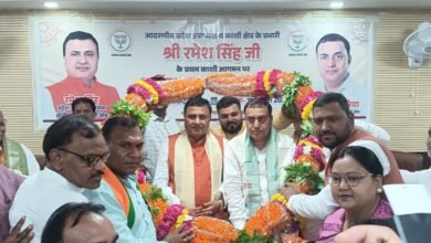 वाराणसी में भाजपा के नवनियुक्त काशी क्षेत्र प्रभारी रमेश सिंह ने अपने प्रथम काशी प्रवास पर सर्किट हाउस में तीन महत्वपूर्ण संगठनात्मक बैठकें कीं। उन्होंने 2027 विधानसभा चुनाव के लिए काशी क्षेत्र की सभी 71 सीटों पर विजय का लक्ष्य रखते हुए कार्यकर्ताओं से बूथ स्तर तक सक्रिय होने का आह्वान किया। रमेश सिंह ने कहा कि टिकट किसी एक व्यक्ति की नहीं, बल्कि संगठन की जीत का माध्यम है। उन्होंने कार्यकर्ताओं से मतभेद भुलाकर एकजुटता और टीम भावना के साथ चुनावी तैयारी में जुटने की अपील की।