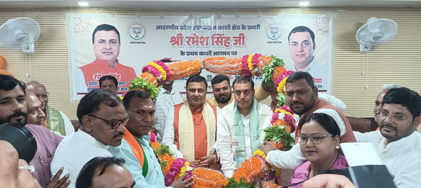 वाराणसी में भाजपा के नवनियुक्त काशी क्षेत्र प्रभारी रमेश सिंह ने अपने प्रथम काशी प्रवास पर सर्किट हाउस में तीन महत्वपूर्ण संगठनात्मक बैठकें कीं। उन्होंने 2027 विधानसभा चुनाव के लिए काशी क्षेत्र की सभी 71 सीटों पर विजय का लक्ष्य रखते हुए कार्यकर्ताओं से बूथ स्तर तक सक्रिय होने का आह्वान किया। रमेश सिंह ने कहा कि टिकट किसी एक व्यक्ति की नहीं, बल्कि संगठन की जीत का माध्यम है। उन्होंने कार्यकर्ताओं से मतभेद भुलाकर एकजुटता और टीम भावना के साथ चुनावी तैयारी में जुटने की अपील की।