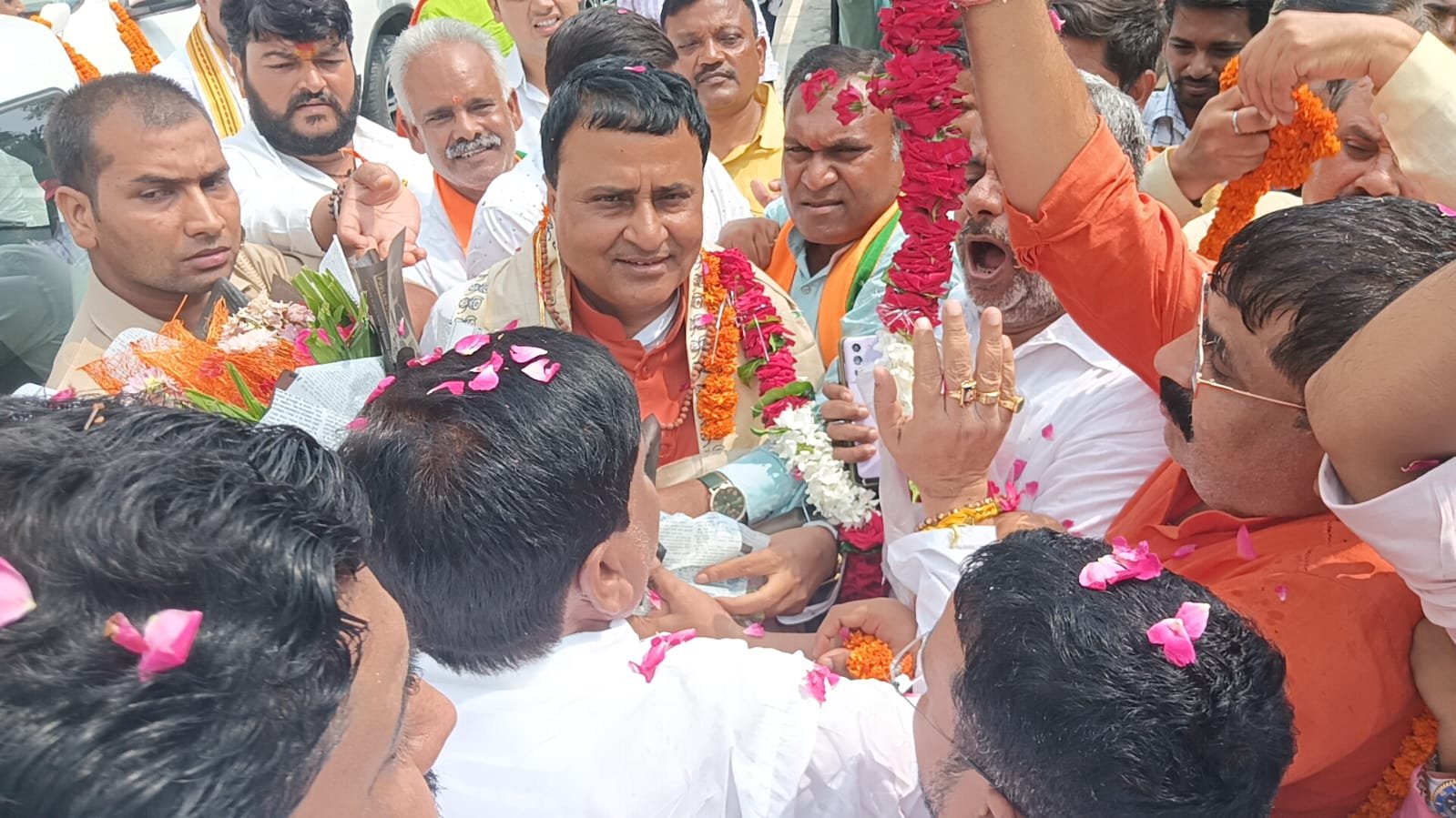 भाजपा उत्तर प्रदेश के उपाध्यक्ष एवं काशी क्षेत्र के नवनियुक्त प्रभारी रमेश सिंह के पहली बार वाराणसी पहुंचने पर पार्टी कार्यकर्ताओं ने जोरदार स्वागत किया। लखनऊ से वाराणसी तक जगदीशपुर, अमेठी, सुल्तानपुर, जौनपुर, मछलीशहर और बाबतपुर समेत कई स्थानों पर कार्यकर्ताओं ने पुष्पवर्षा और माल्यार्पण कर अभिनंदन किया। वाराणसी सीमा पर संत अतुलानंद और इसके बाद सर्किट हाउस में ढोल-नगाड़ों के साथ उनका स्वागत हुआ। कार्यकर्ताओं ने हर-हर महादेव के उद्घोष के बीच उन्हें नई जिम्मेदारी के लिए शुभकामनाएं दीं।
