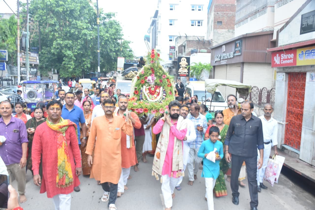 सावन माह में वाराणसी में मारवाड़ी युवा फाउंडेशन अरिदम परिवार द्वारा 651 कांवड़ियों के साथ भव्य बैजनाथ कांवड़ यात्रा निकाली गई। प्रदेश के आयुष राज्यमंत्री डॉ. दयाशंकर मिश्र 'दयालु' ने यात्रा का शुभारंभ किया। पूरे मार्ग में 'बोल बम' के जयघोष गूंजे और बाबा बैजनाथ मंदिर में गंगाजल से जलाभिषेक किया गया।