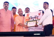 संत कबीरनगर में मुख्यमंत्री योगी आदित्यनाथ ने 684 करोड़ रुपये से अधिक लागत की 201 विकास परियोजनाओं का लोकार्पण और शिलान्यास किया। उन्होंने संत कबीर की विचारधारा, सामाजिक समरसता और पाखंड विरोधी संदेश का उल्लेख करते हुए विकास कार्यों की उपलब्धियां गिनाईं। सीएम ने मेडिकल कॉलेज, आईआईटी, आईआईएम, एम्स, स्टार्टअप और रोजगार के आंकड़े पेश कर केंद्र व प्रदेश सरकार की नीतियों को प्रभावी बताया। उन्होंने तामेश्वरनाथ कॉरिडोर, बैजूनाथ धाम और संत कबीरनगर विकास प्राधिकरण को लेकर भी महत्वपूर्ण घोषणाएं कीं।