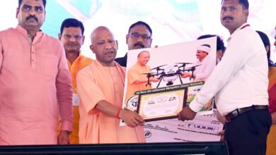 संत कबीरनगर में मुख्यमंत्री योगी आदित्यनाथ ने 684 करोड़ रुपये से अधिक लागत की 201 विकास परियोजनाओं का लोकार्पण और शिलान्यास किया। उन्होंने संत कबीर की विचारधारा, सामाजिक समरसता और पाखंड विरोधी संदेश का उल्लेख करते हुए विकास कार्यों की उपलब्धियां गिनाईं। सीएम ने मेडिकल कॉलेज, आईआईटी, आईआईएम, एम्स, स्टार्टअप और रोजगार के आंकड़े पेश कर केंद्र व प्रदेश सरकार की नीतियों को प्रभावी बताया। उन्होंने तामेश्वरनाथ कॉरिडोर, बैजूनाथ धाम और संत कबीरनगर विकास प्राधिकरण को लेकर भी महत्वपूर्ण घोषणाएं कीं।
