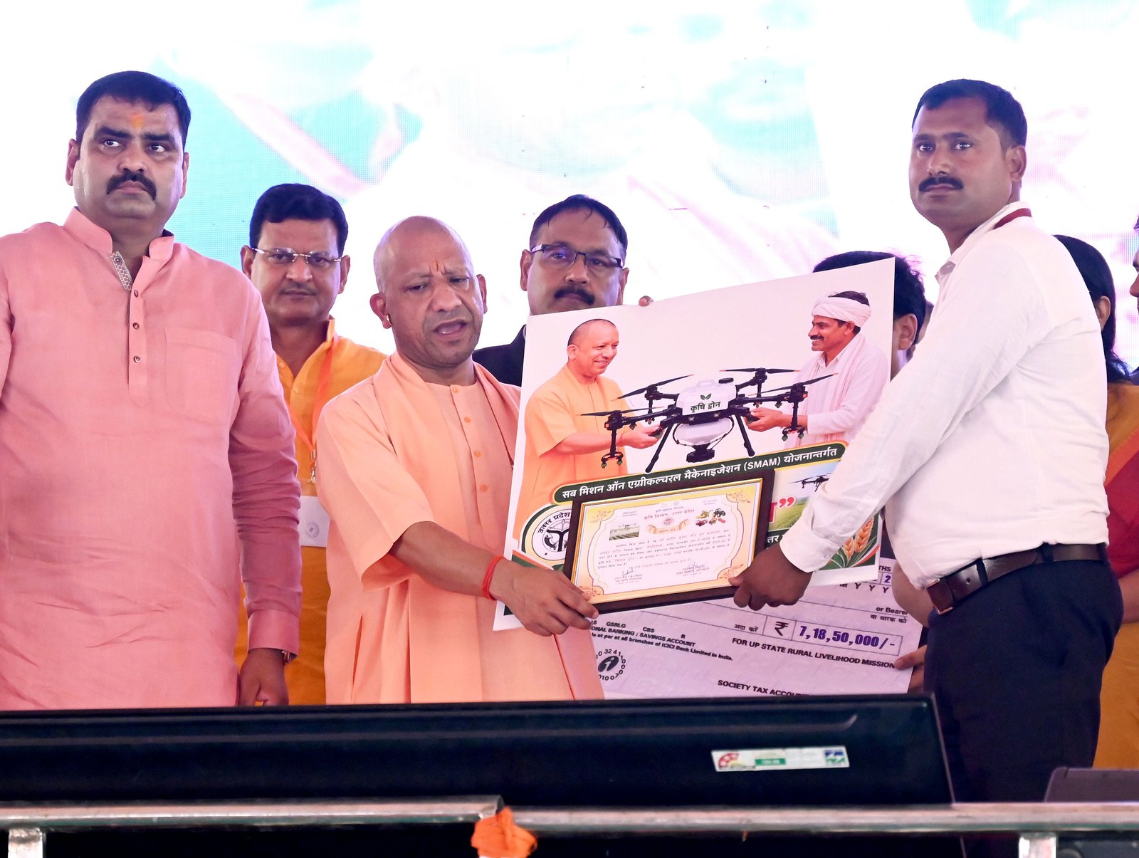 संत कबीरनगर में मुख्यमंत्री योगी आदित्यनाथ ने 684 करोड़ रुपये से अधिक लागत की 201 विकास परियोजनाओं का लोकार्पण और शिलान्यास किया। उन्होंने संत कबीर की विचारधारा, सामाजिक समरसता और पाखंड विरोधी संदेश का उल्लेख करते हुए विकास कार्यों की उपलब्धियां गिनाईं। सीएम ने मेडिकल कॉलेज, आईआईटी, आईआईएम, एम्स, स्टार्टअप और रोजगार के आंकड़े पेश कर केंद्र व प्रदेश सरकार की नीतियों को प्रभावी बताया। उन्होंने तामेश्वरनाथ कॉरिडोर, बैजूनाथ धाम और संत कबीरनगर विकास प्राधिकरण को लेकर भी महत्वपूर्ण घोषणाएं कीं।
