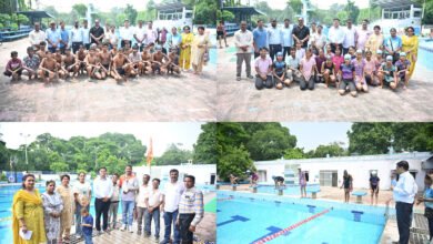 वाराणसी में 70वीं जनपदीय माध्यमिक विद्यालय तैराकी प्रतियोगिता बरेका के तरणताल में सफलतापूर्वक आयोजित हुई। बरेका जनसंपर्क अधिकारी राजेश कुमार ने प्रतियोगिता का उद्घाटन किया। विभिन्न विद्यालयों के बालक एवं बालिका वर्ग के खिलाड़ियों ने उत्साहपूर्वक प्रतिभाग किया। शिक्षकों, निर्णायकों और बरेका तैराकी कोच नवीन यादव के सहयोग से प्रतियोगिता का सुचारु संचालन हुआ। प्रधानाचार्य ने सभी सहयोगियों का आभार जताया।