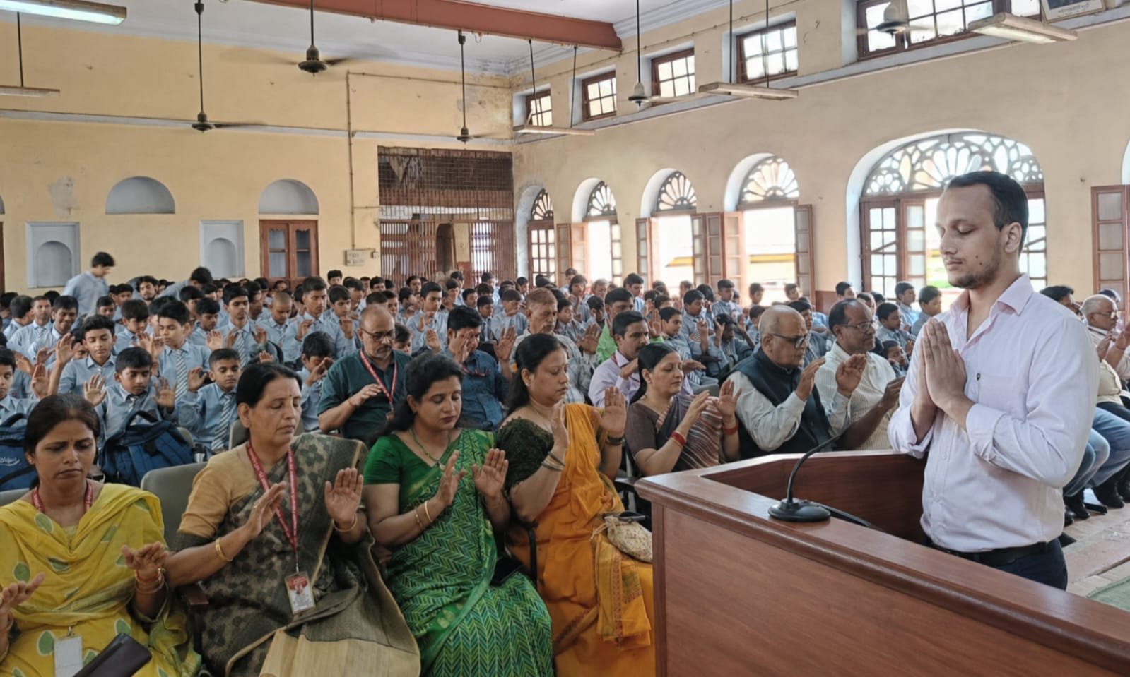 श्री अग्रसेन महाजनी महाविद्यालय इंटर कॉलेज में प्राणिक हीलिंग एवं ट्विन हार्ट्स मेडिटेशन का सामूहिक सत्र आयोजित हुआ। विद्यालय परिवार की सहभागिता में हुए इस कार्यक्रम में ध्यान, आत्मिक शांति, सकारात्मक सोच और एकाग्रता पर विशेष जोर दिया गया। श्री पुलकित अग्रवाल एवं संदीप जी ने ध्यान सत्र का संचालन किया। प्रतिभागियों ने शांति, ऊर्जा और सामूहिक शुभ-संकल्प का अनुभव किया।