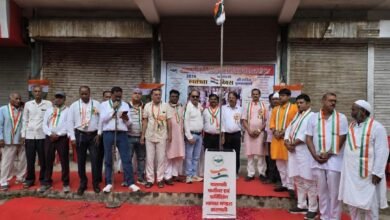 वाराणसी में 80वें स्वतंत्रता दिवस पर फर्नीचर एवं फर्निशिंग व्यापार मंडल ने भव्य ध्वजारोहण समारोह आयोजित किया। अध्यक्ष अजय गुप्ता ने राष्ट्रीय ध्वज फहराया। कार्यक्रम में शहर के विभिन्न क्षेत्रों से सैकड़ों फर्नीचर एवं फर्निशिंग व्यापारी शामिल हुए। पदाधिकारियों और व्यापार जगत के वरिष्ठ प्रतिनिधियों ने देश की एकता, अखंडता और विकास के प्रति अपनी प्रतिबद्धता व्यक्त की।