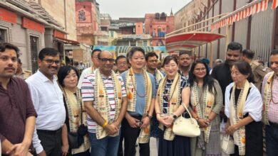 यामानाशी प्रीफेक्चर के गवर्नर कोटारो नागासाकी के नेतृत्व में जापानी प्रतिनिधिमंडल ने श्री काशी विश्वनाथ धाम में दर्शन-पूजन किया। गवर्नर ने उत्तर प्रदेश, यामानाशी और जापान के बीच संबंधों को और मजबूत करने की बात कही। उन्होंने ग्रीन हाइड्रोजन, ऊर्जा सुरक्षा और विश्व शांति के क्षेत्र में सहयोग की इच्छा जताई। जापानी मेहमानों ने सारनाथ, नमो घाट और गंगा आरती के साथ काशी की आध्यात्मिक विरासत को करीब से महसूस किया और श्रद्धालुओं की व्यवस्थाओं की सराहना की।