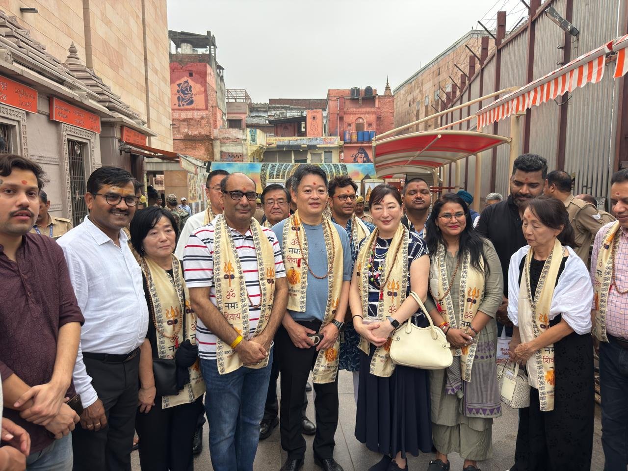 यामानाशी प्रीफेक्चर के गवर्नर कोटारो नागासाकी के नेतृत्व में जापानी प्रतिनिधिमंडल ने श्री काशी विश्वनाथ धाम में दर्शन-पूजन किया। गवर्नर ने उत्तर प्रदेश, यामानाशी और जापान के बीच संबंधों को और मजबूत करने की बात कही। उन्होंने ग्रीन हाइड्रोजन, ऊर्जा सुरक्षा और विश्व शांति के क्षेत्र में सहयोग की इच्छा जताई। जापानी मेहमानों ने सारनाथ, नमो घाट और गंगा आरती के साथ काशी की आध्यात्मिक विरासत को करीब से महसूस किया और श्रद्धालुओं की व्यवस्थाओं की सराहना की।