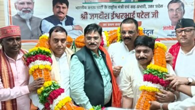 वाराणसी में भाजपा के नवनियुक्त राष्ट्रीय सचिव एवं उत्तर प्रदेश के सह प्रभारी जगदीश पटेल का पहली बार आगमन पर पार्टी पदाधिकारियों और कार्यकर्ताओं ने भव्य स्वागत किया। एयरपोर्ट से सर्किट हाउस तक ढोल-नगाड़ों और पुष्पवर्षा से उनका अभिनंदन हुआ। सर्किट हाउस में आयोजित कार्यक्रम में पटेल ने कार्यकर्ताओं के उत्साह की सराहना करते हुए संगठन को और मजबूत करने का आह्वान किया। उन्होंने आगामी विधानसभा चुनाव में पिछली बार से अधिक सीटें जीतने का विश्वास जताया। इससे पहले उन्होंने काशी विश्वनाथ और काल भैरव मंदिर में दर्शन-पूजन किया।